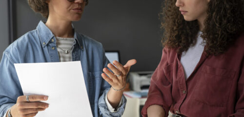 vue-de-face-des-femmes-discutant-au-travail