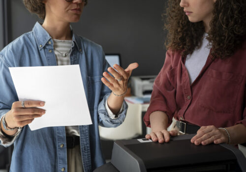 vue-de-face-des-femmes-discutant-au-travail